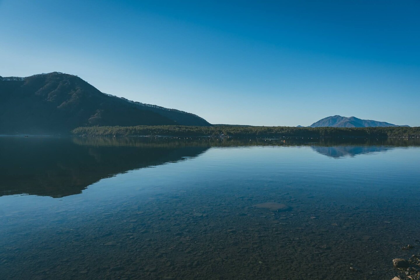 山と空が静かに映る朝の西湖
